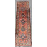 Karadja Heris Perserteppich. Schmaler Läufer. Iran. Alt, um 1920.340 cm x 92 cm. Handgeknüpft. Wolle