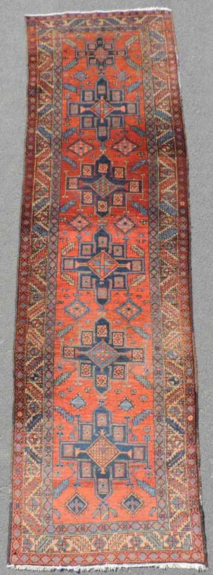 Karadja Heris Perserteppich. Schmaler Läufer. Iran. Alt, um 1920.340 cm x 92 cm. Handgeknüpft. Wolle