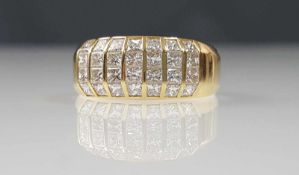 Ring Gold 750. Besetzt mit 28 Diamanten. Zusammen circa 1,7 Karat.6,4 Gramm. 18,4 mm