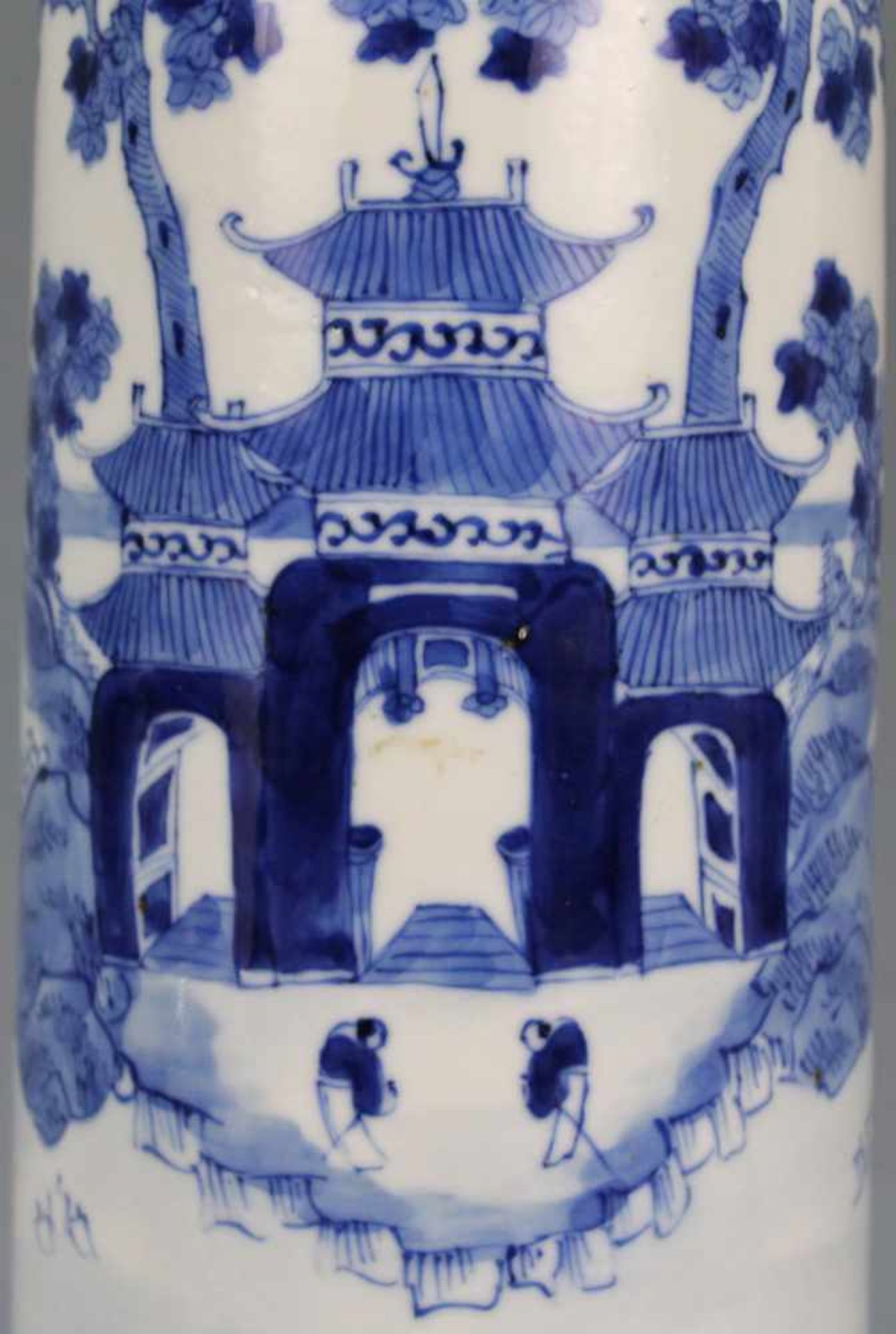 Vase Blau - Weiß Porzellan. China, alt. 4 - Zeichen Marke.21 cm hoch. Unterseitig blaue Marke.Vase - Image 4 of 9