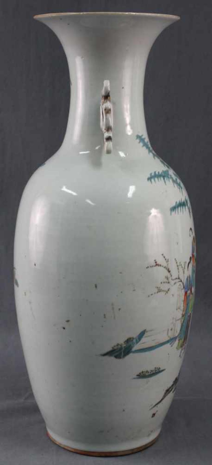Bodenvase China / Japan. Wohl 19. Jahrhundert. Belebte Marktszene.57 cm hoch. Porzellan.Floor Vase - Image 6 of 11