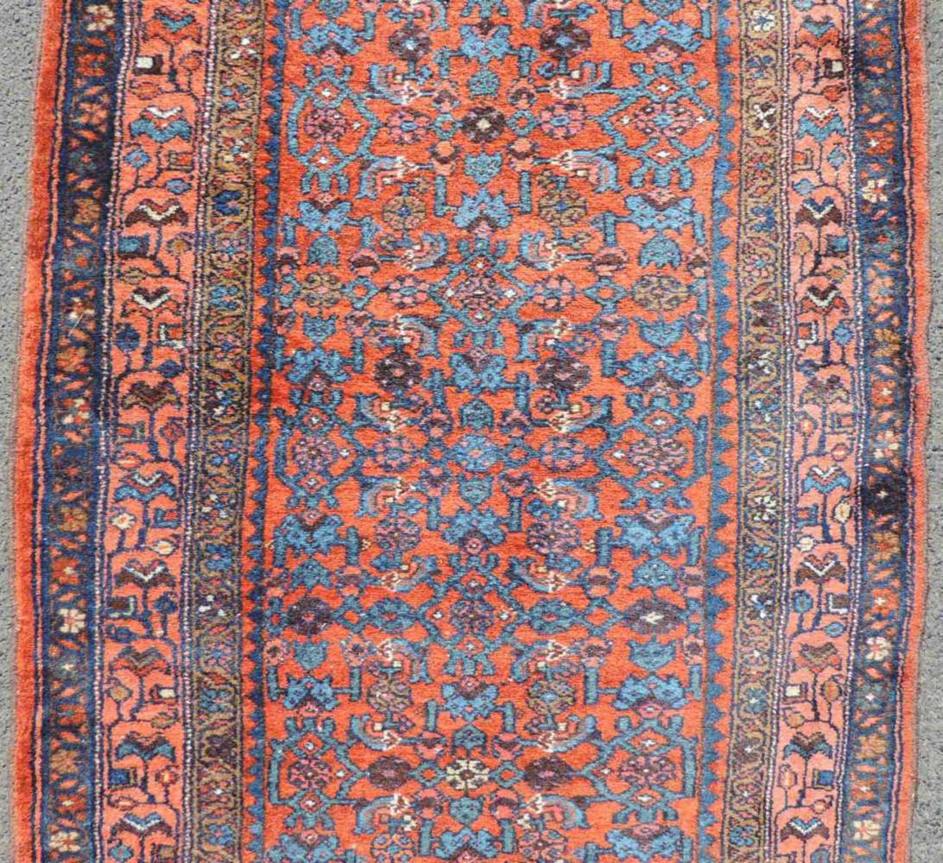 Hamadan Perserteppich, Galerie. Iran. Alt.280 cm x 90 cm. Handgeknüpft. Wolle auf Baumwolle. Wohl - Image 4 of 7