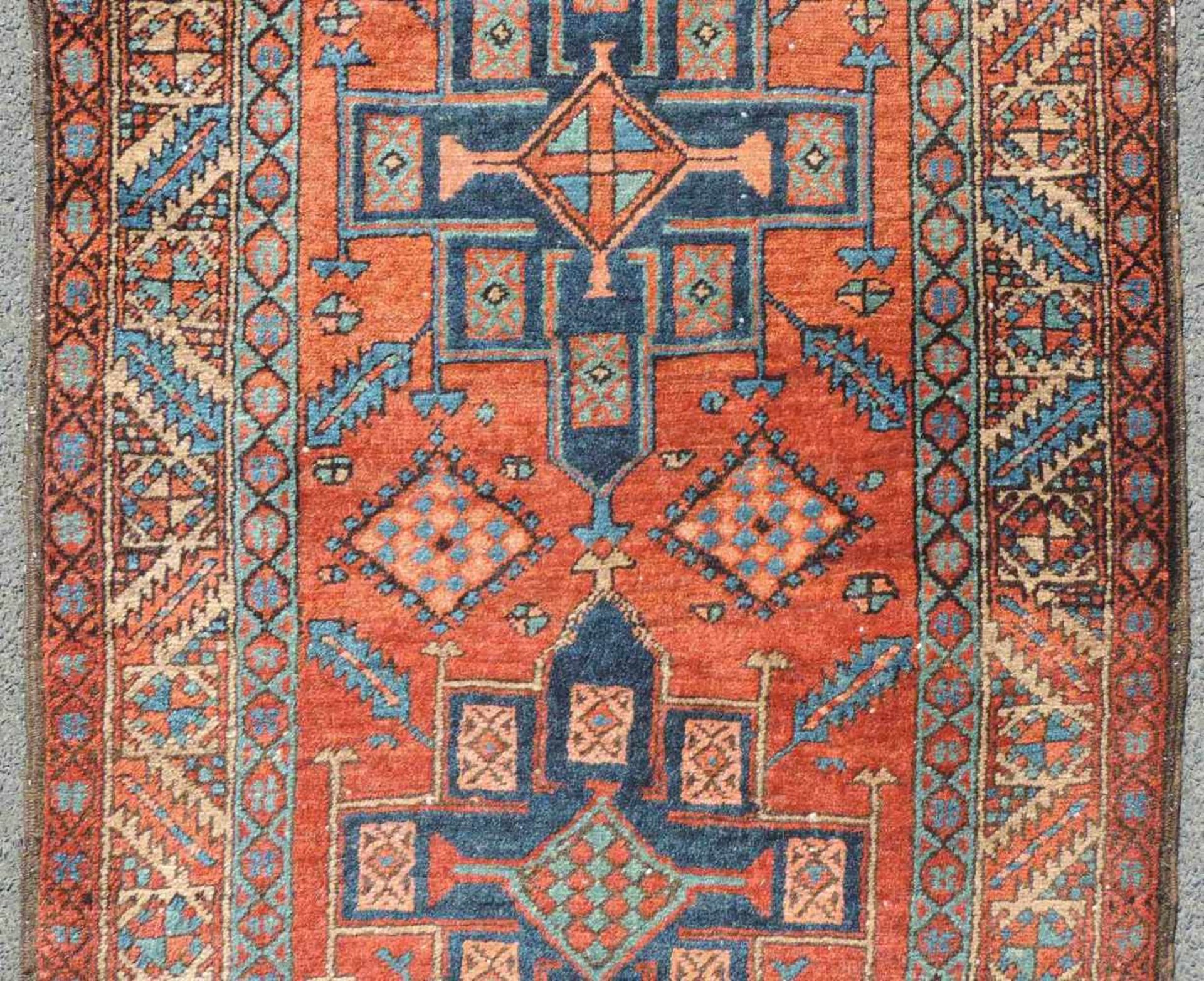 Karadja Heris Perserteppich. Schmaler Läufer. Iran. Alt, um 1920.340 cm x 92 cm. Handgeknüpft. Wolle - Image 5 of 9