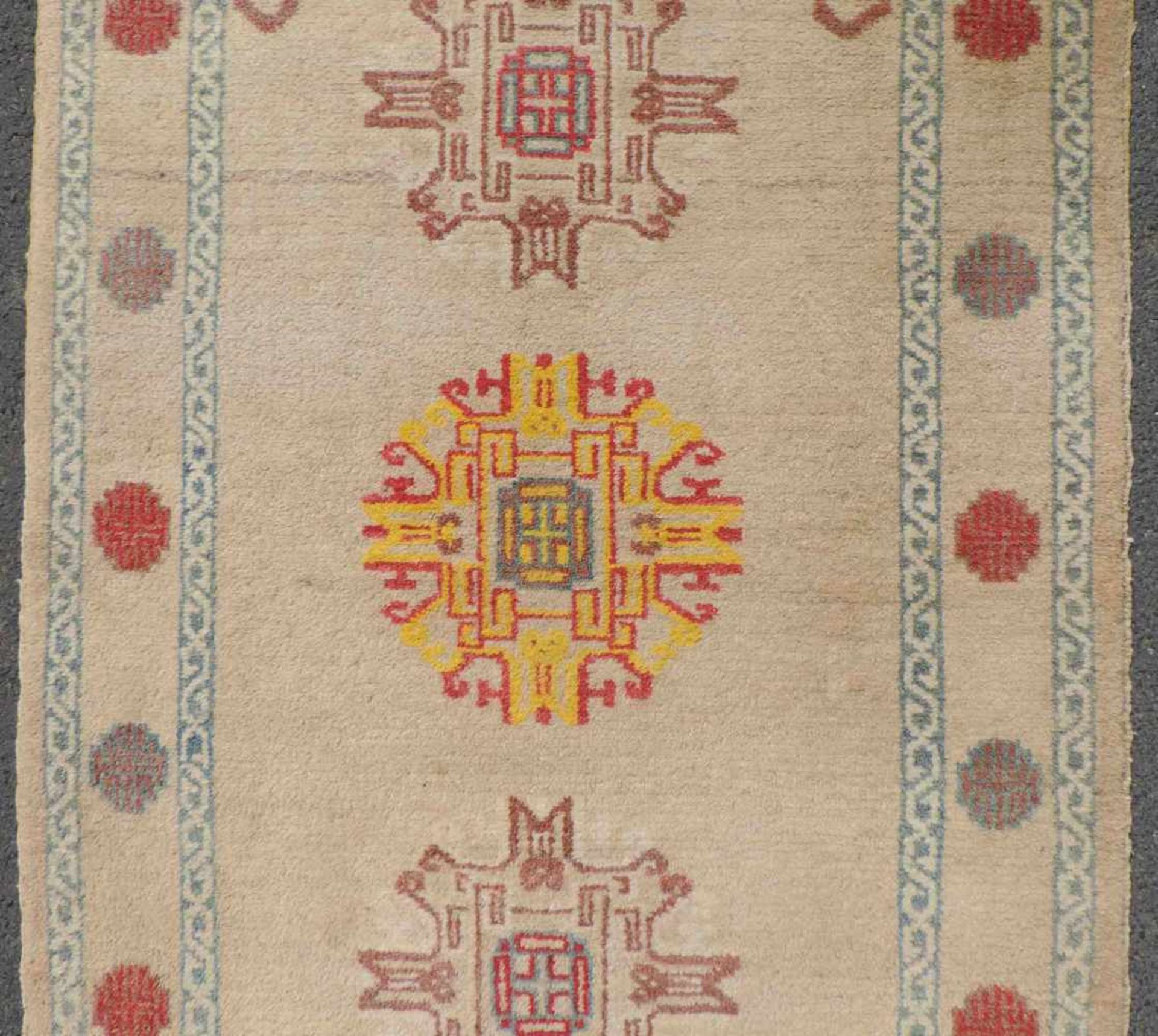 Nomadenteppich. Mongolei. Alt. Frühes 20. Jahrhundert.158 cm x 88 cm mit dem Kelim. Handgeknüpft. - Bild 3 aus 8