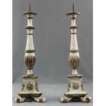 2 Altarleuchter (ein Paar). Barock. Holz gefasst.Bis 60 cm ohne Stahlspitze.2 altar candles (a