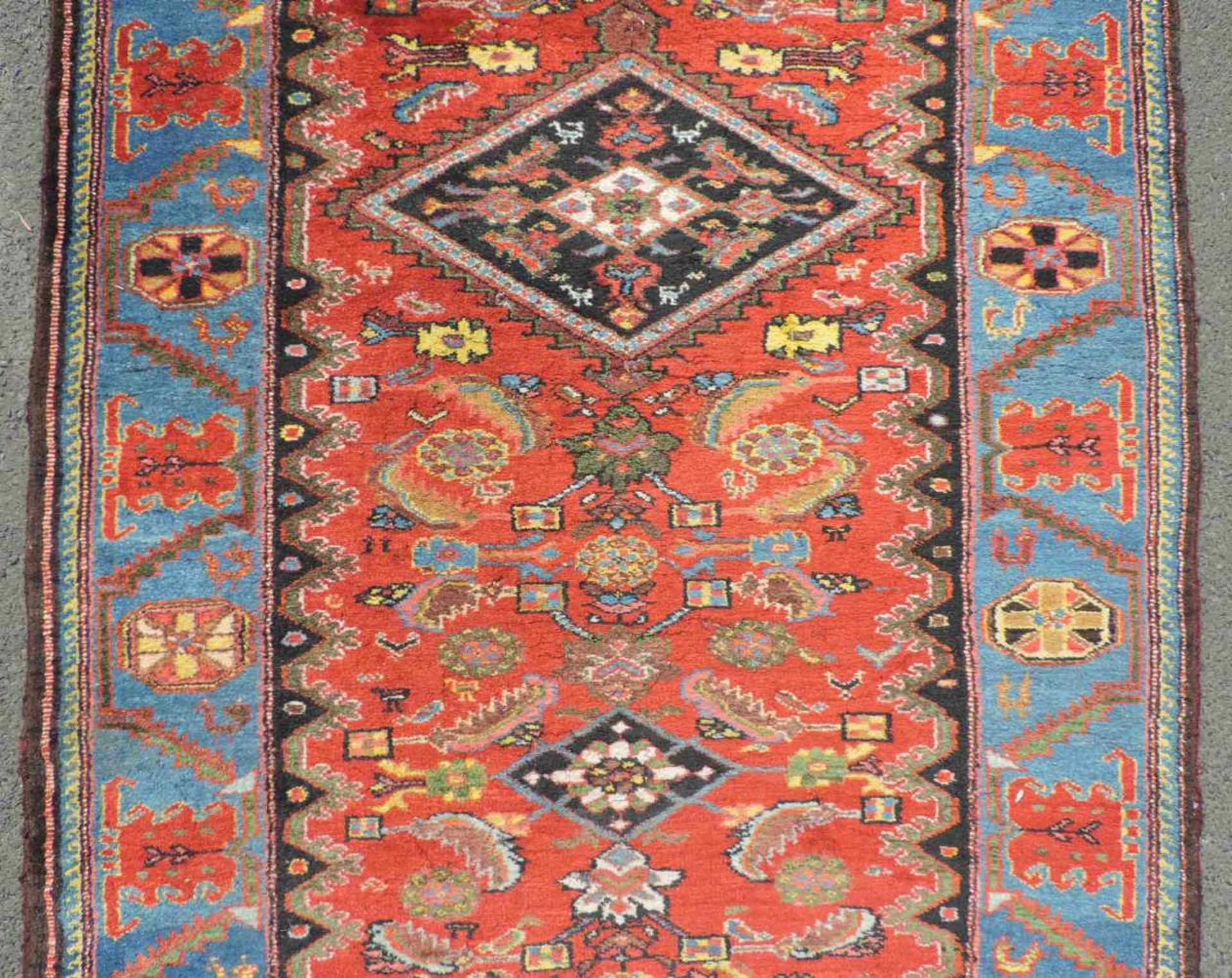 Bachtiari Perserteppich. Galerie. Iran. Alt, um 1930.330 cm x 110 cm. Handgeknüpft. Wolle auf - Image 9 of 14