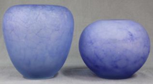 2 Vasen, blaues Glas, gefrostet, mit Innendekor.Bis 19,5 cm hoch. Ein Sticker erhalten. Dieser
