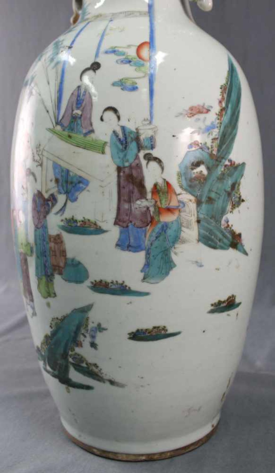 Bodenvase China / Japan. Wohl 19. Jahrhundert. Belebte Marktszene.57 cm hoch. Porzellan.Floor Vase - Image 3 of 11