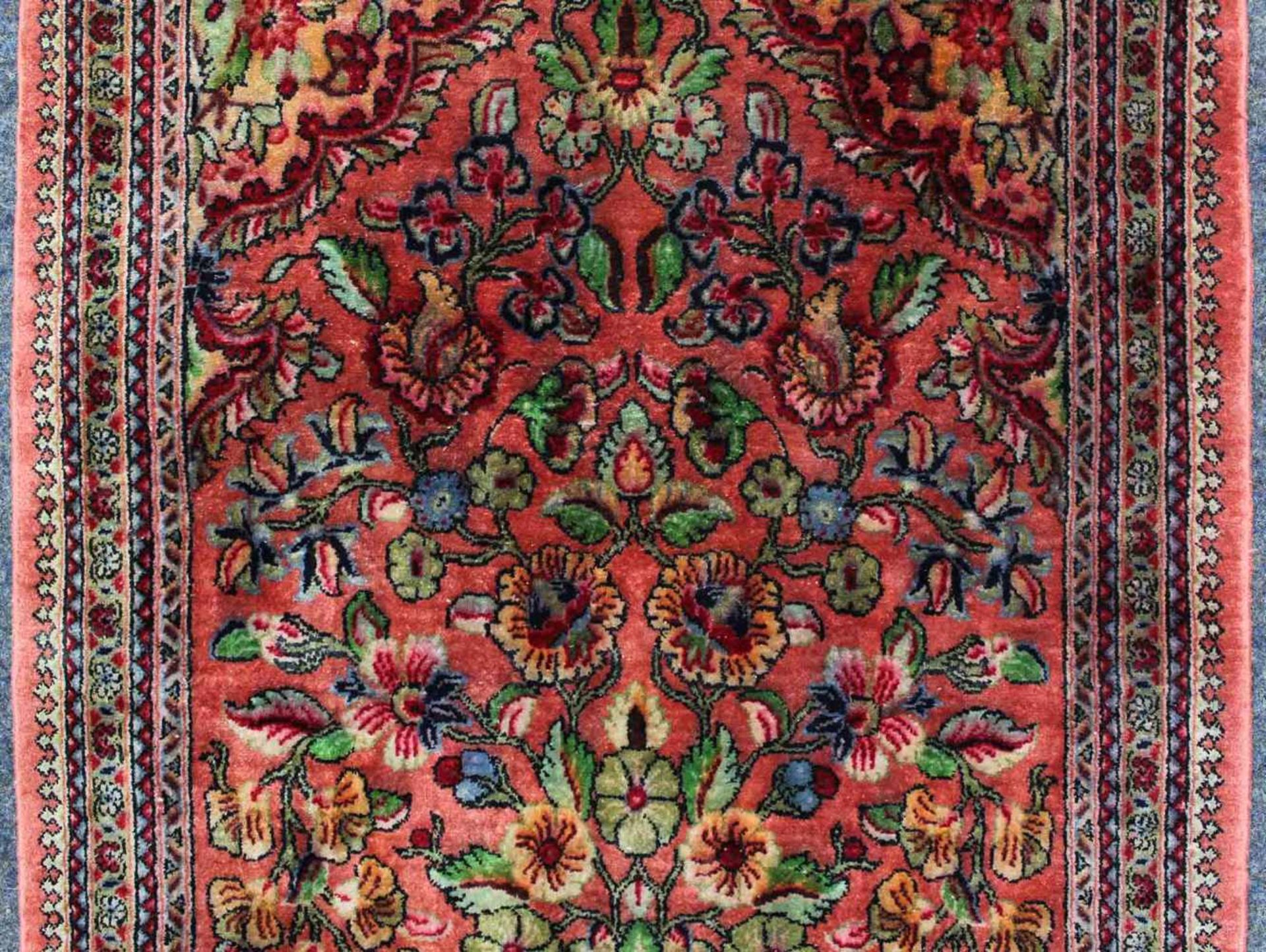 Ghom Poschti Perserteppich. Seide auf Seide. Iran.83 cm x 55 cm. Handgeknüpft. Seide auf Seide. - Bild 3 aus 6