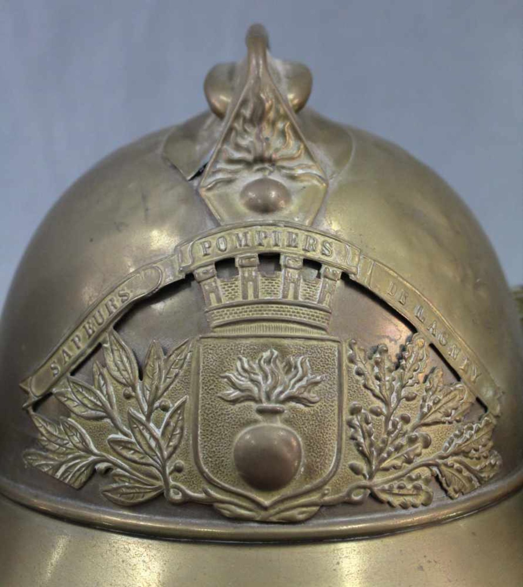 3 Feuerwehrhelme, alt. Auch Frankreich.Bis 30 cm Gesamtlänge.3 Firefighter Helmets, old. Including - Bild 9 aus 11