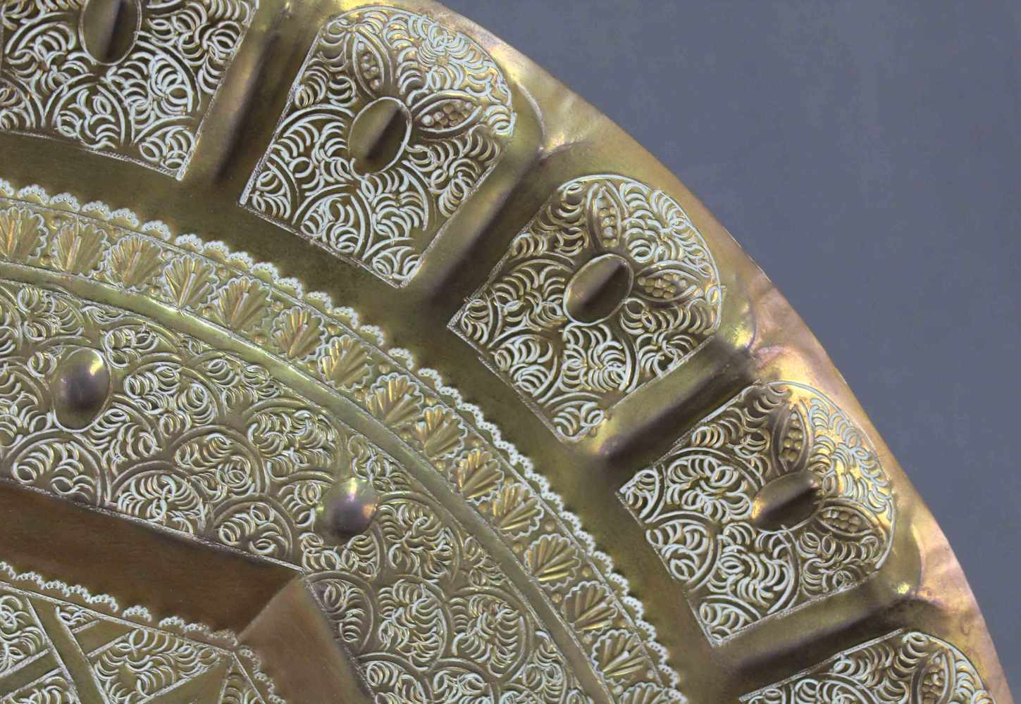 Messing Platte mit Mameluken Dekor. Wohl Ägypten. Alt.51 cm Durchmesser. Fein ziseliert.Brass - Image 3 of 5