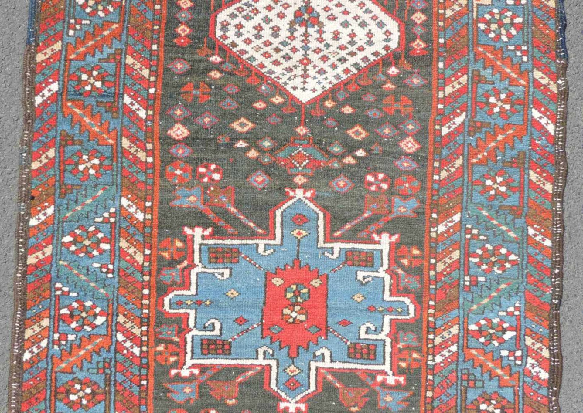 Heris / Karadja Perserteppich. Galerie. Iran. Antik, um 1900.415 cm x 92 cm. Handgeknüpft. Wolle auf - Bild 5 aus 11