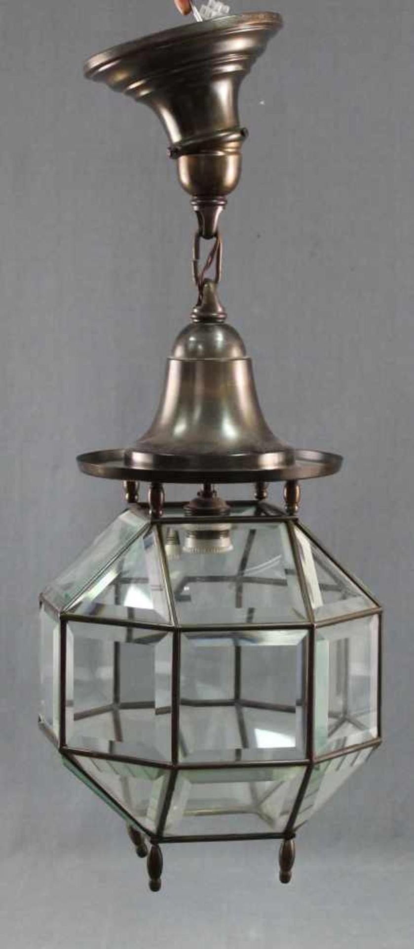 Würfel - Deckenlampe mit facettiertem Glas, wohl Jugendstil, elektrifiziert.26 cm x 26 cm der