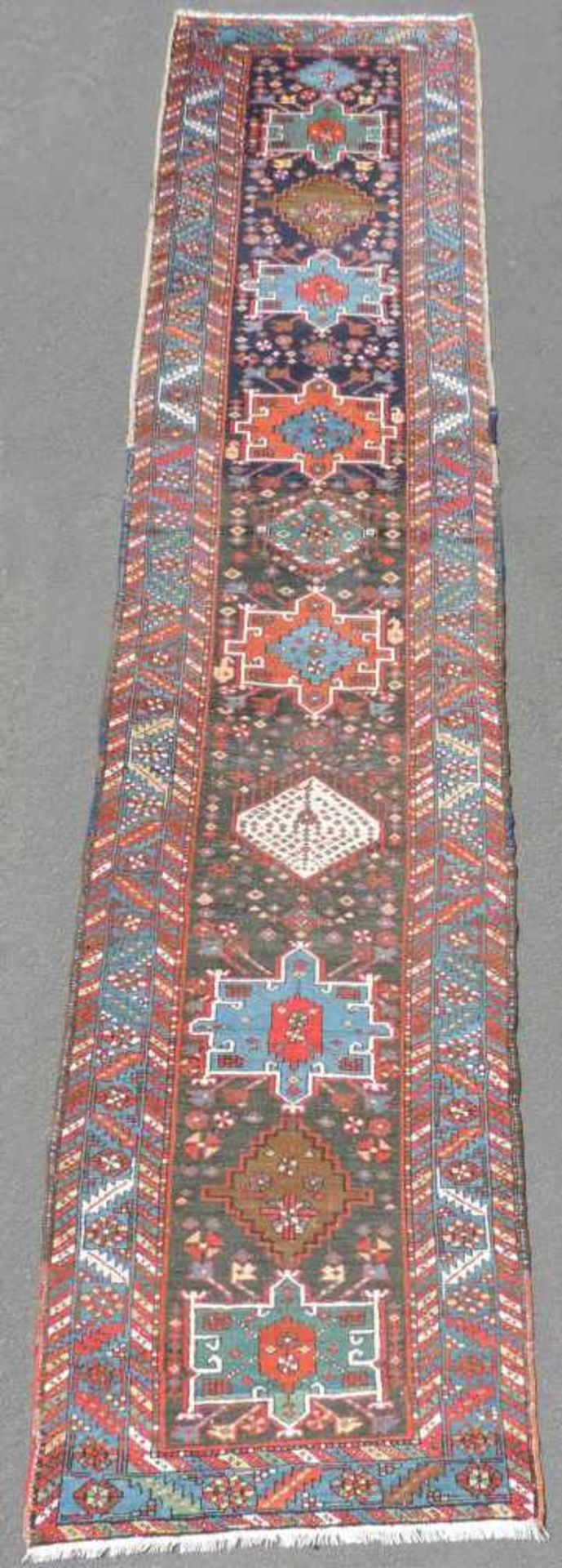 Heris / Karadja Perserteppich. Galerie. Iran. Antik, um 1900.415 cm x 92 cm. Handgeknüpft. Wolle auf