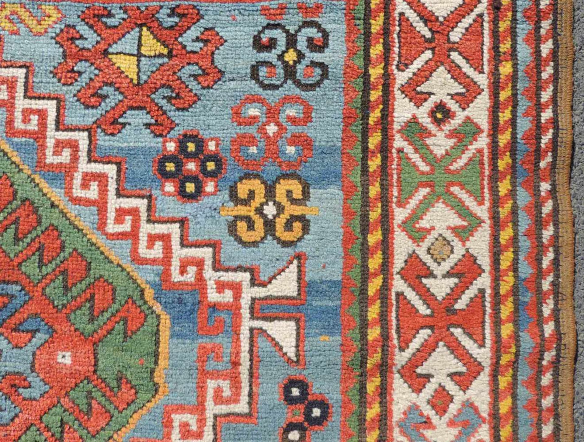 Kasak Karabagh Teppich. Kaukasus, antik um 1870.247 cm x 140 cm. Handgeknüpft. Wolle auf Wolle. - Image 5 of 6