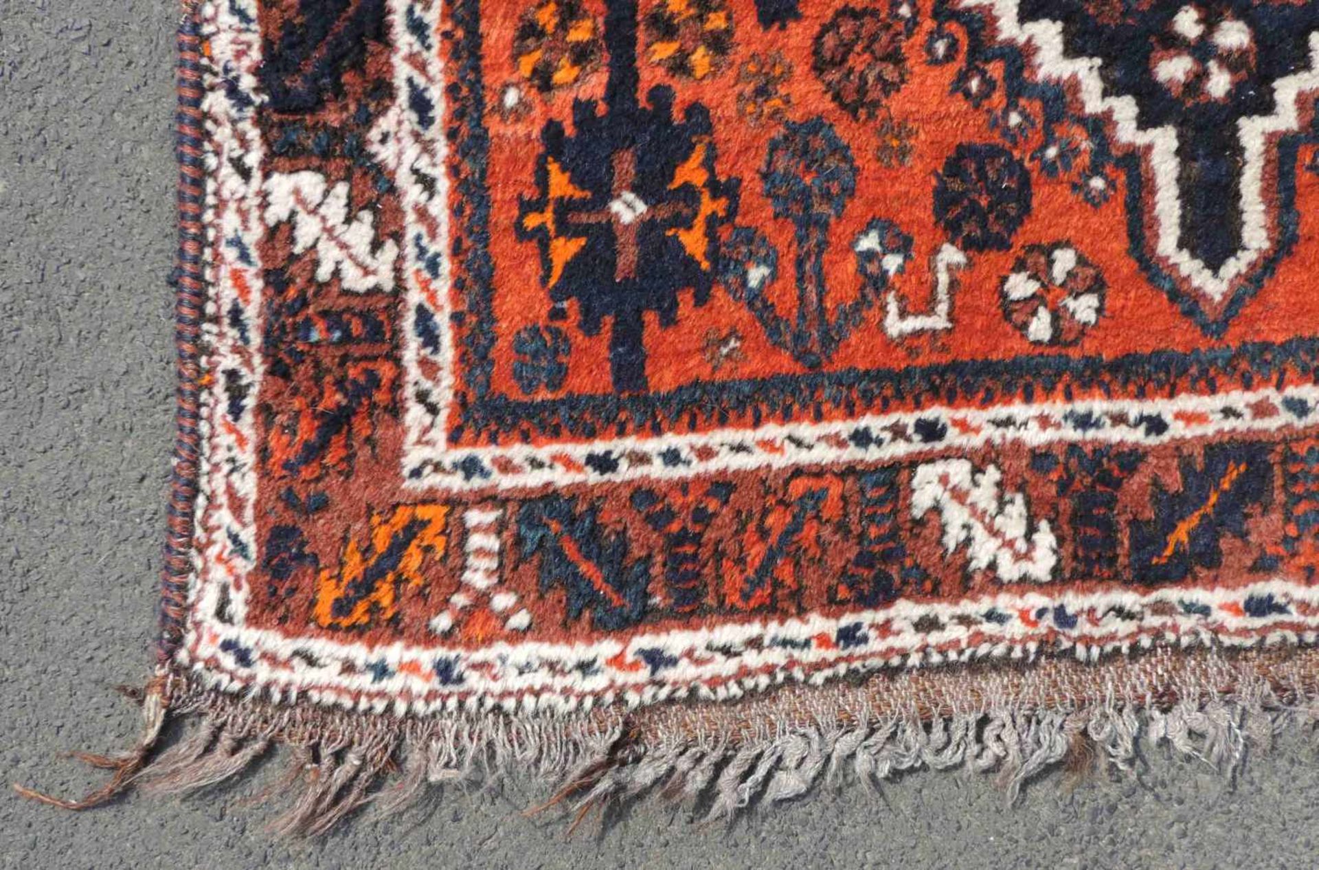 Schiraz Perserteppich. Iran. Alt, Mitte 20. Jahrhundert.160 cm x 117 cm. Handgeknüpft. Wolle auf - Image 5 of 11