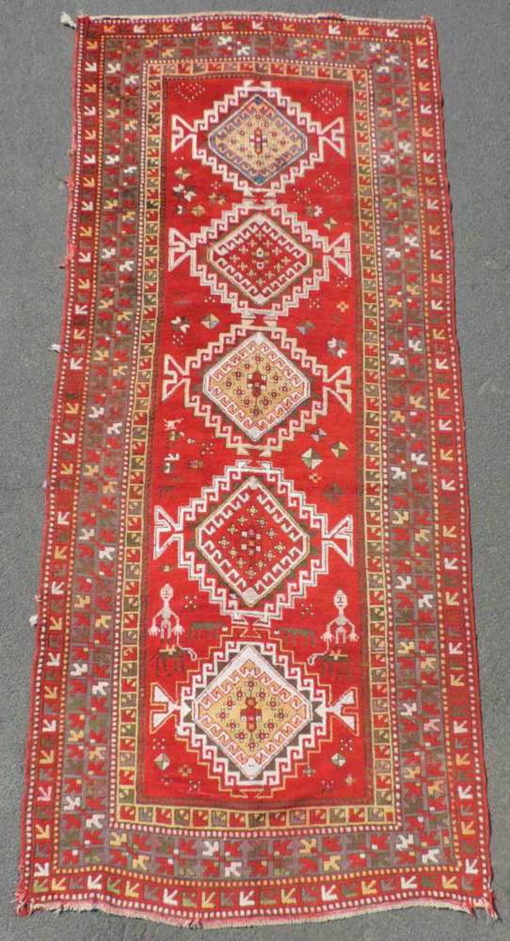 Kasak Dorfteppich. Kaukasus. Alt, um 1920.342 cm x 147 cm. Handgeknüpft. Wolle auf Wolle.