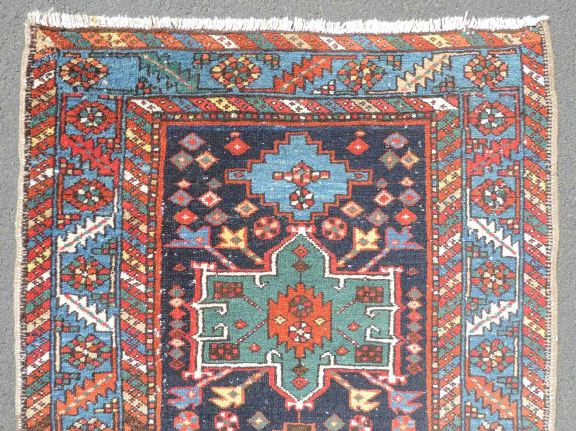 Heris / Karadja Perserteppich. Galerie. Iran. Antik, um 1900.415 cm x 92 cm. Handgeknüpft. Wolle auf - Bild 9 aus 11