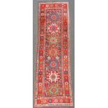 Azeri Kasak Läufer Teppich. Kaukasus. Antik, um 1900.365 cm x 95 cm. Handgeknüpft. Wolle auf