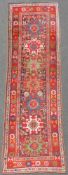 Azeri Kasak Läufer Teppich. Kaukasus. Antik, um 1900.365 cm x 95 cm. Handgeknüpft. Wolle auf