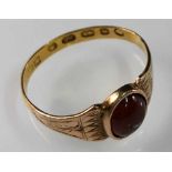 Ring, 333 Gelb Gold, mit Rubin Cabochon.2 Gramm Gesamtgewicht. Innen etliche Punzen.Ring, 333 Yellow