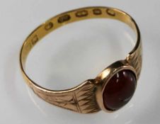 Ring, 333 Gelb Gold, mit Rubin Cabochon.2 Gramm Gesamtgewicht. Innen etliche Punzen.Ring, 333 Yellow