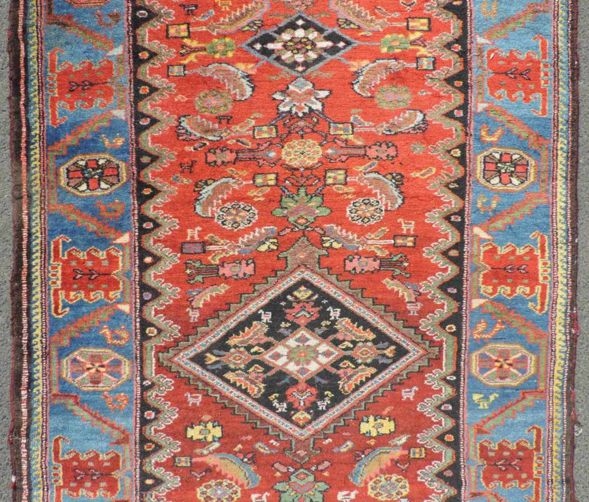 Bachtiari Perserteppich. Galerie. Iran. Alt, um 1930.330 cm x 110 cm. Handgeknüpft. Wolle auf - Image 8 of 14