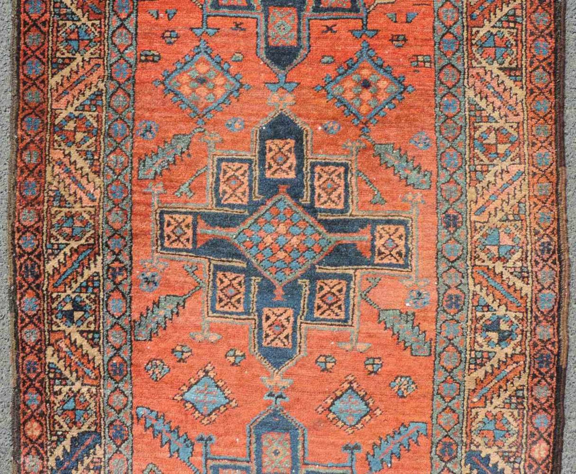 Karadja Heris Perserteppich. Schmaler Läufer. Iran. Alt, um 1920.340 cm x 92 cm. Handgeknüpft. Wolle - Bild 3 aus 9