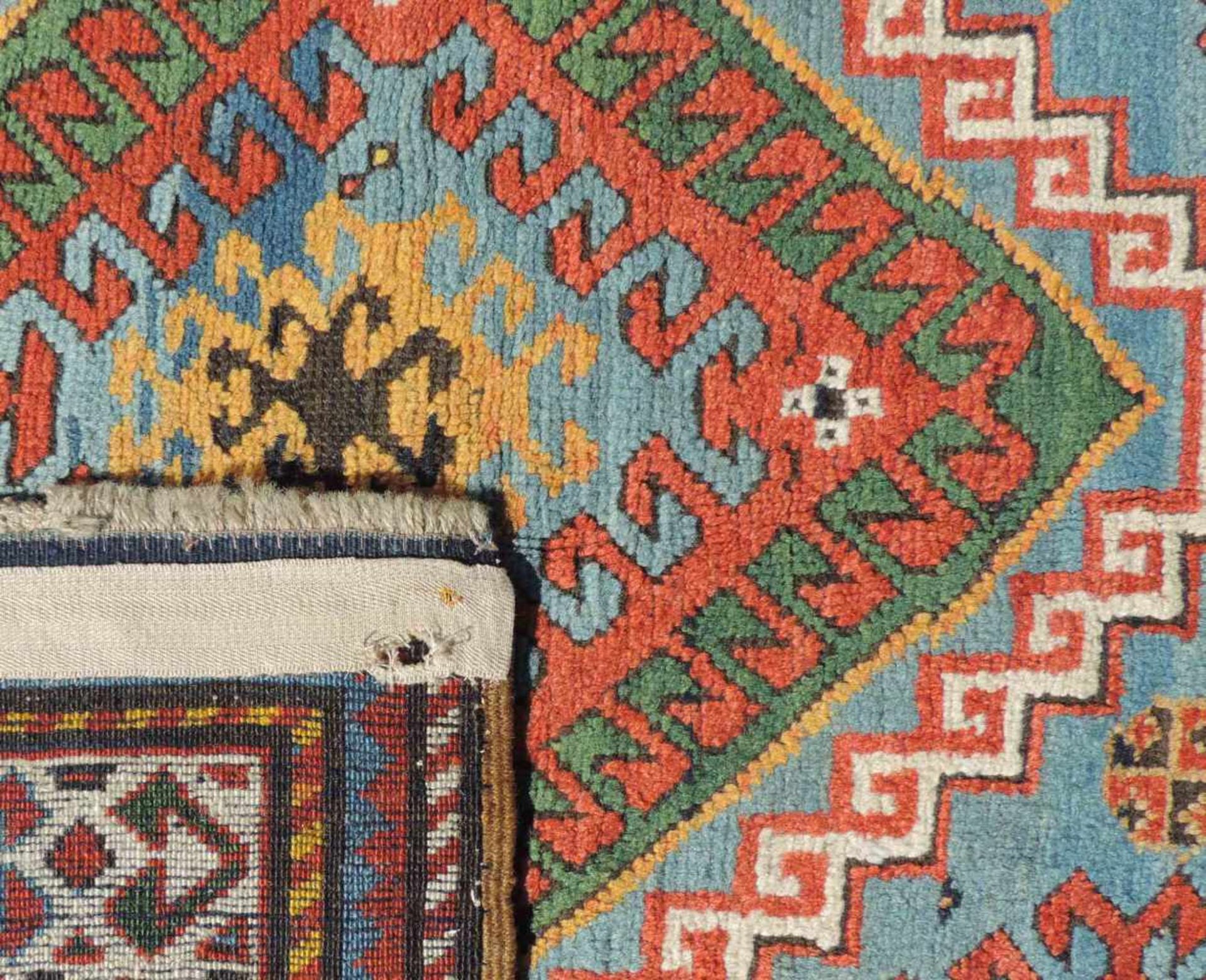 Kasak Karabagh Teppich. Kaukasus, antik um 1870.247 cm x 140 cm. Handgeknüpft. Wolle auf Wolle. - Image 6 of 6