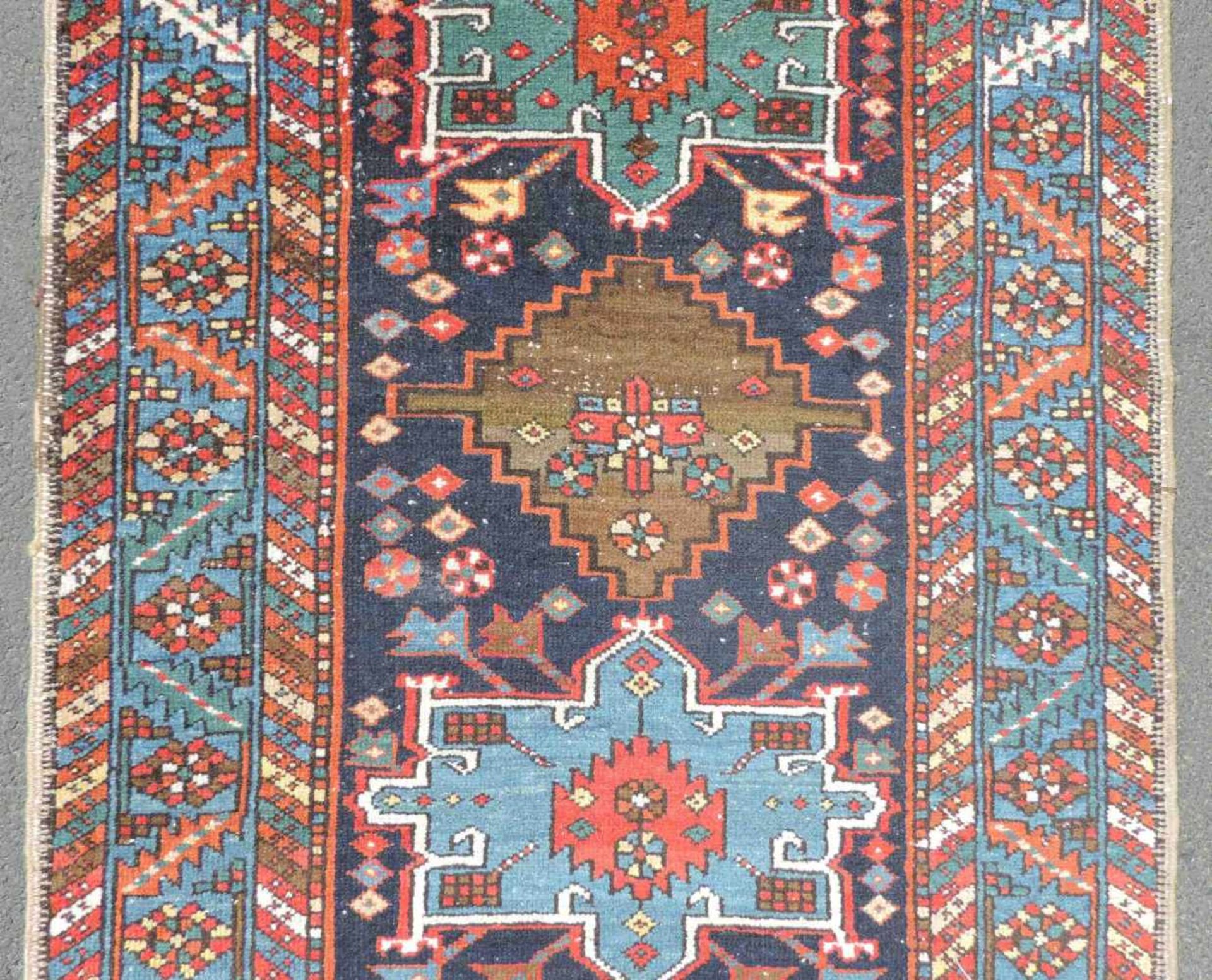 Heris / Karadja Perserteppich. Galerie. Iran. Antik, um 1900.415 cm x 92 cm. Handgeknüpft. Wolle auf - Bild 8 aus 11