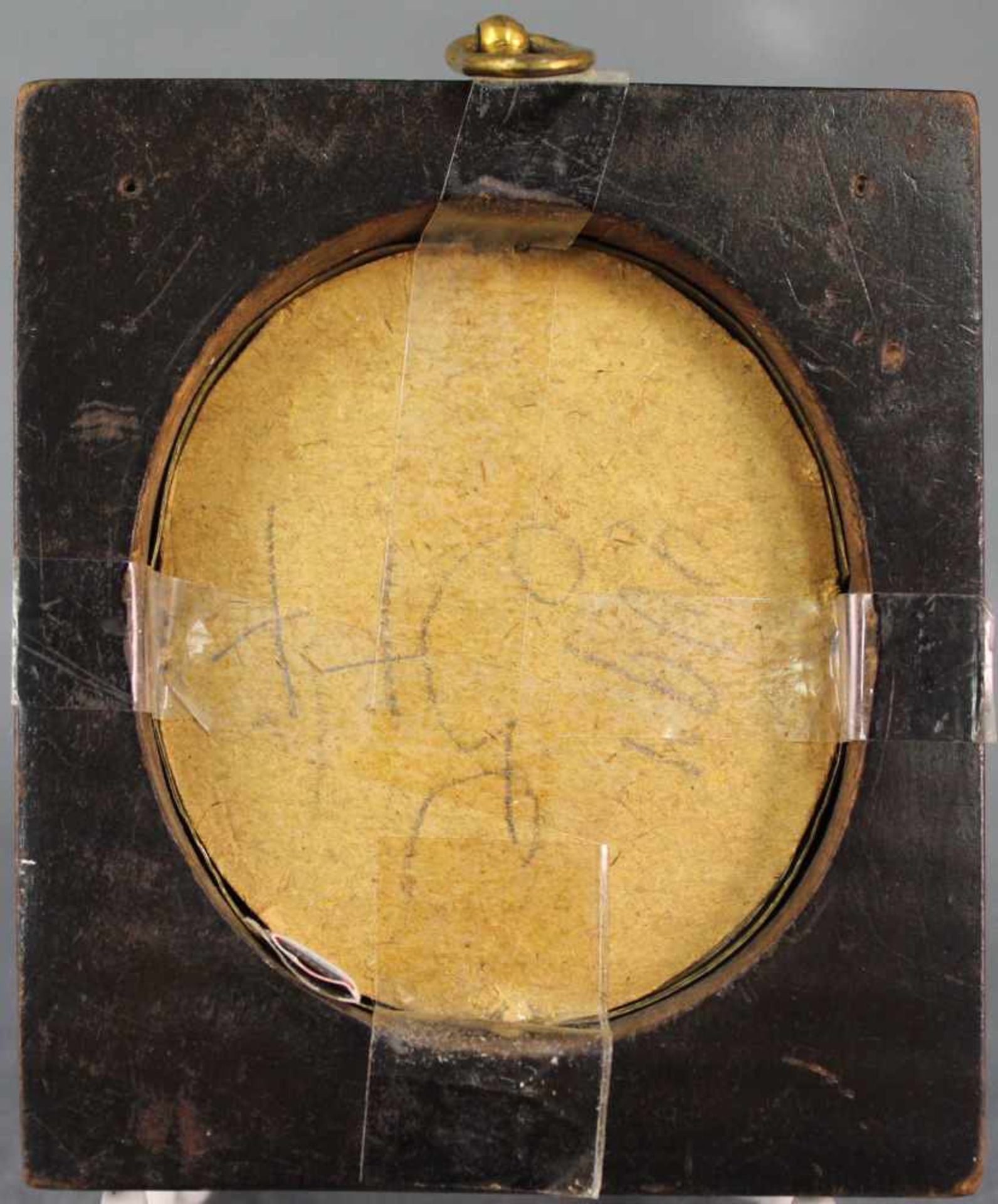 MINIATURIST (XVIII). Portrait einer Dame.64 mm x 54 mm oval. Gemälde, wohl Gouache auf Elfenbein. - Bild 3 aus 3