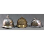 3 Feuerwehrhelme, alt. Auch Frankreich.Bis 30 cm Gesamtlänge.3 Firefighter Helmets, old. Including