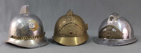 3 Feuerwehrhelme, alt. Auch Frankreich.Bis 30 cm Gesamtlänge.3 Firefighter Helmets, old. Including