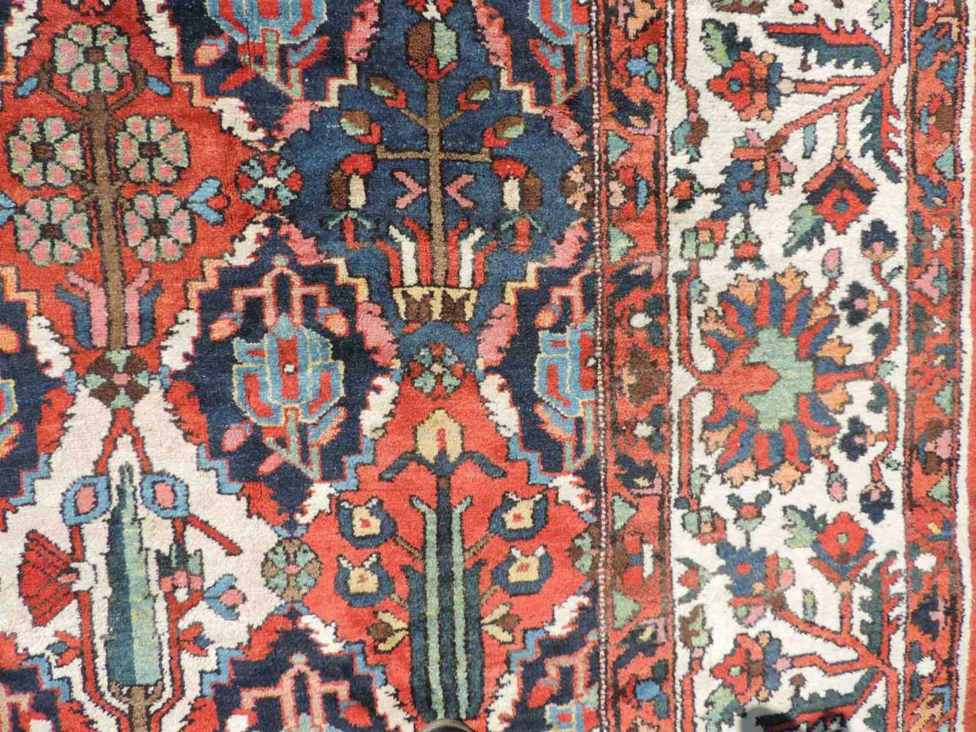 Bachtiar Perserteppich. Iran. Alt, um 1940.428 cm x 327 cm. Handgeknüpft. Wolle auf Baumwolle. - Bild 12 aus 12