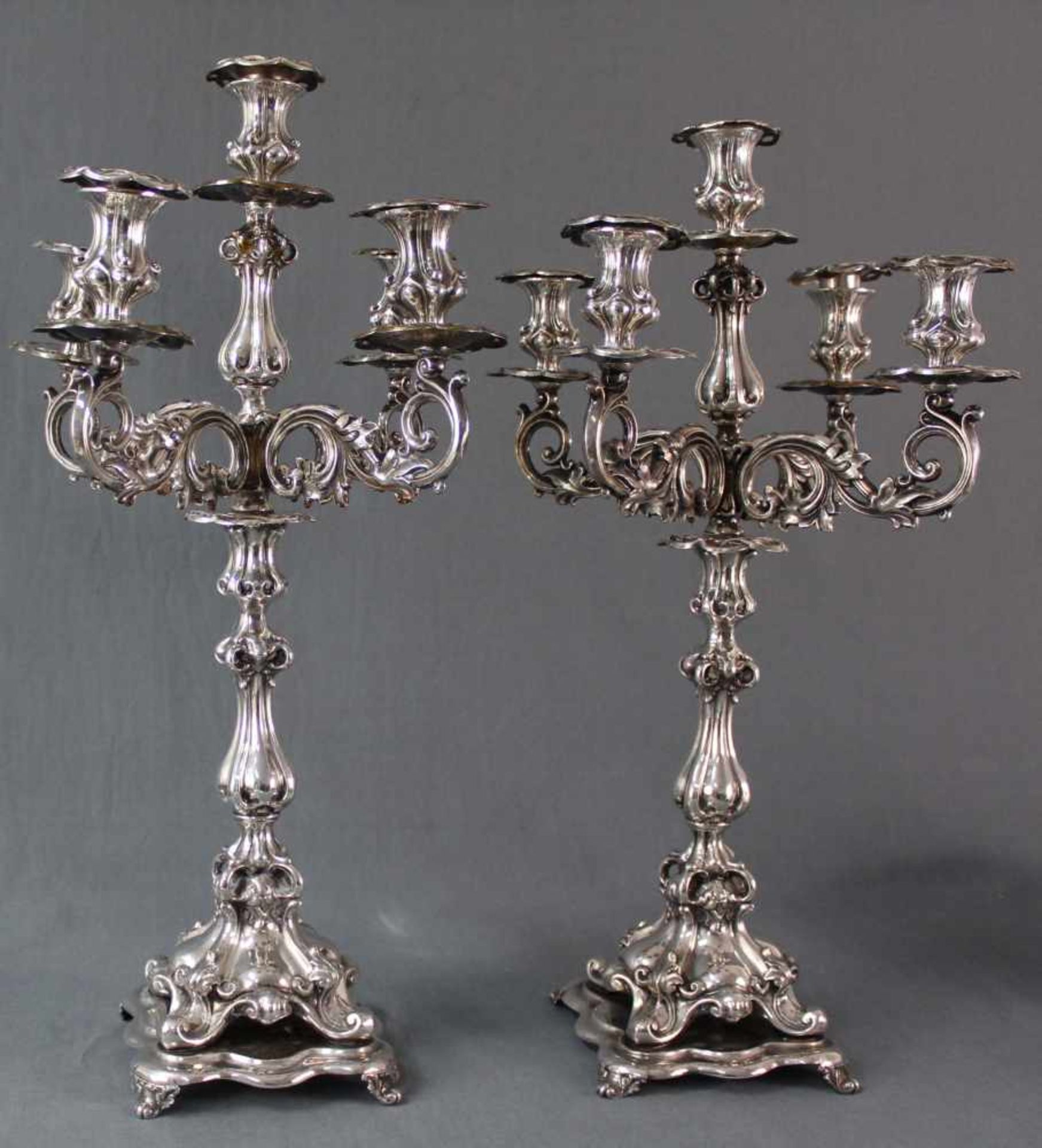 Ein Paar Kerzenleuchter, versilbert, 5- flammig.2827 Gramm Brutto. 52 cm hoch. Eine Fassung ersetzt. - Image 10 of 17