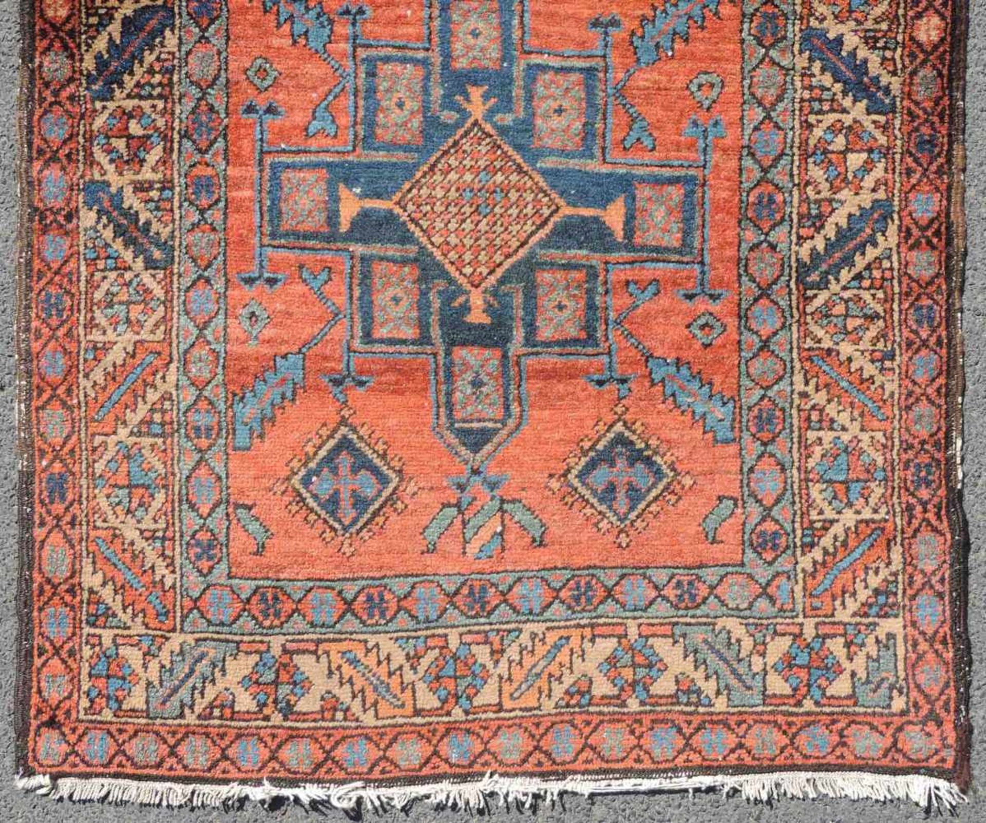 Karadja Heris Perserteppich. Schmaler Läufer. Iran. Alt, um 1920.340 cm x 92 cm. Handgeknüpft. Wolle - Image 2 of 9