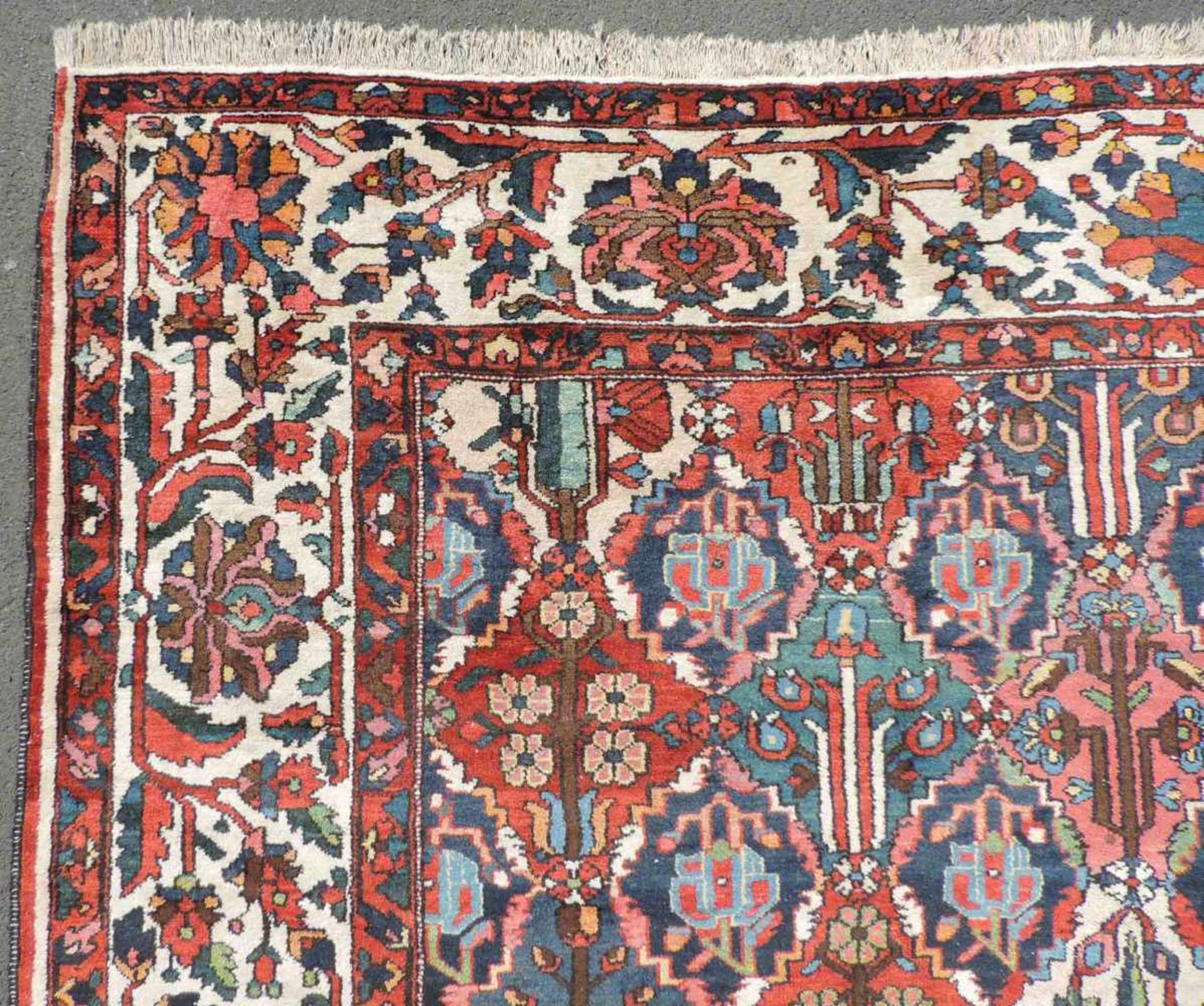 Bachtiar Perserteppich. Iran. Alt, um 1940.428 cm x 327 cm. Handgeknüpft. Wolle auf Baumwolle. - Bild 10 aus 12