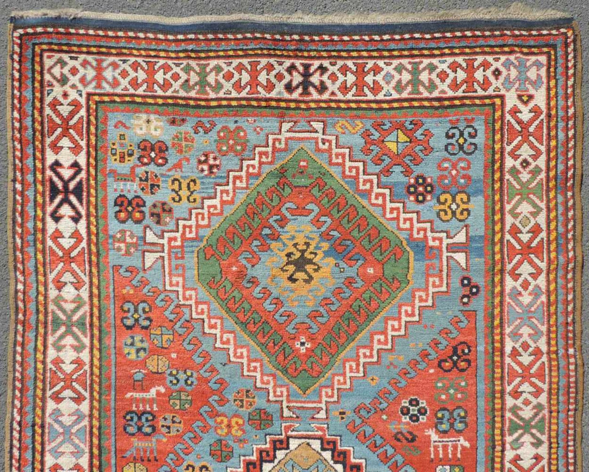 Kasak Karabagh Teppich. Kaukasus, antik um 1870.247 cm x 140 cm. Handgeknüpft. Wolle auf Wolle. - Image 4 of 6