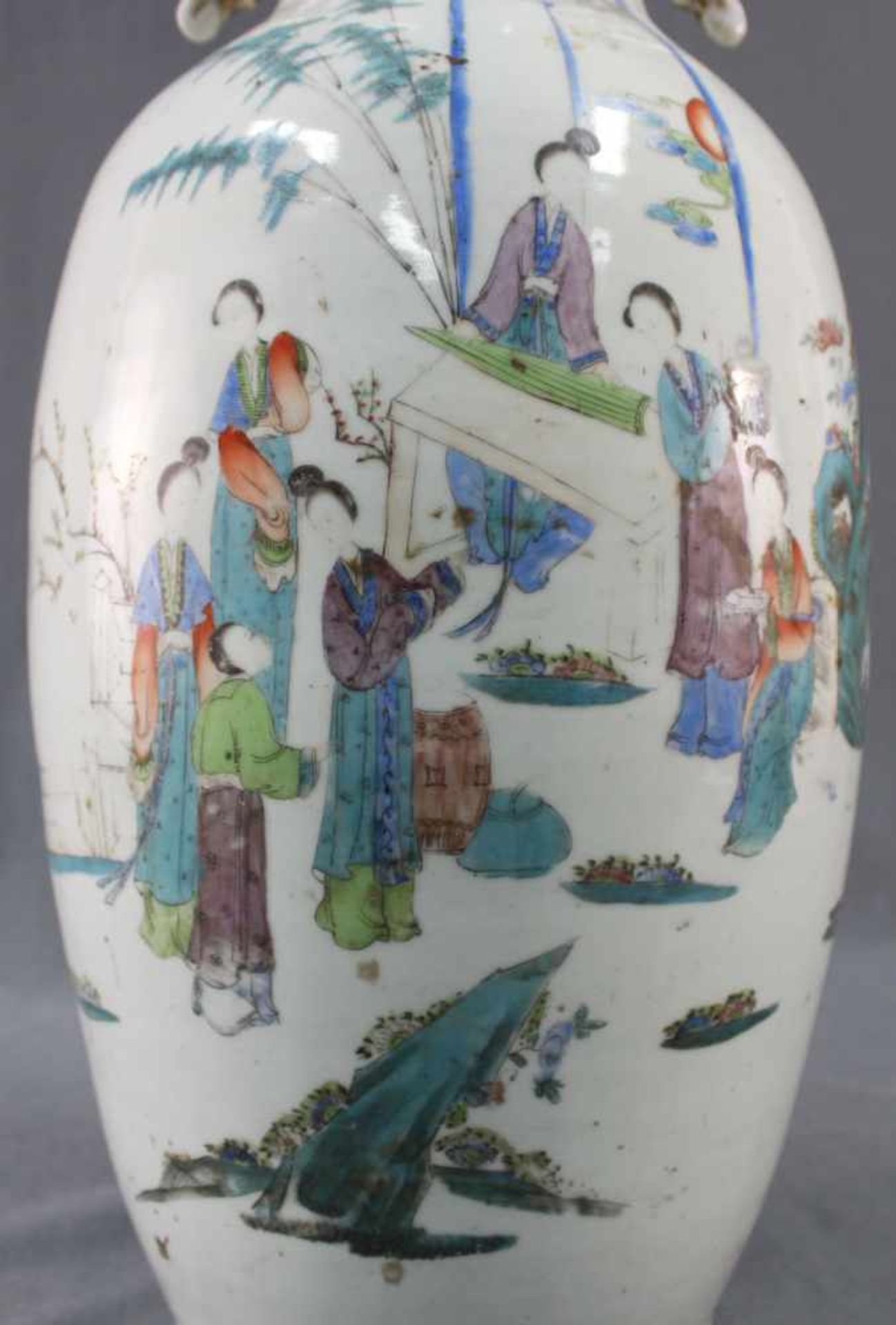 Bodenvase China / Japan. Wohl 19. Jahrhundert. Belebte Marktszene.57 cm hoch. Porzellan.Floor Vase - Image 2 of 11