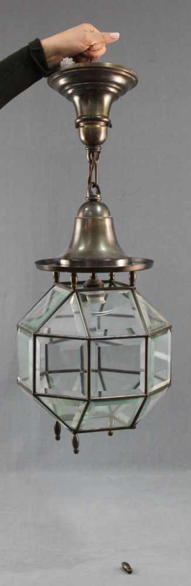 Würfel - Deckenlampe mit facettiertem Glas, wohl Jugendstil, elektrifiziert.26 cm x 26 cm der - Image 4 of 10