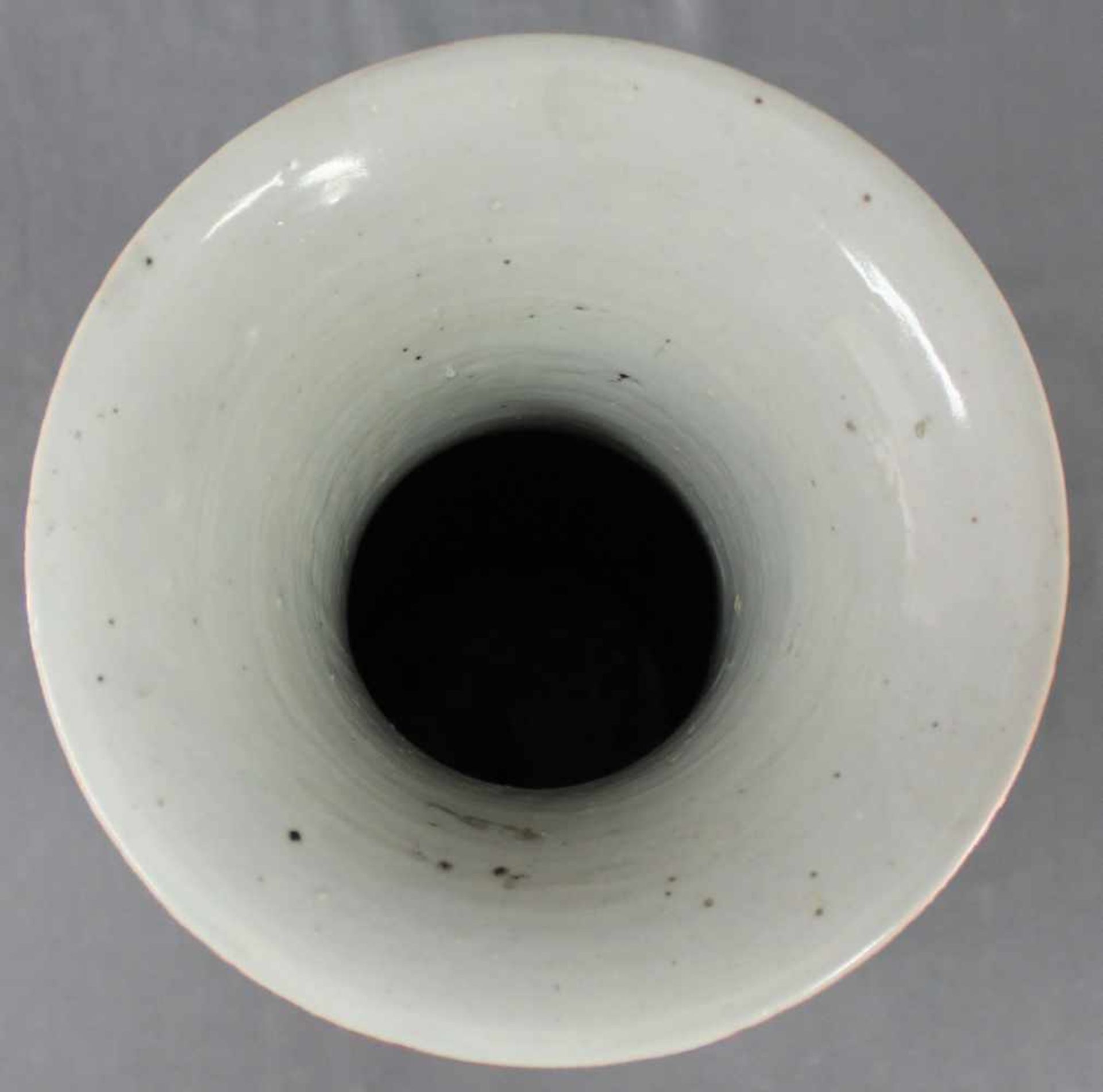 Bodenvase China / Japan. Wohl 19. Jahrhundert. Belebte Marktszene.57 cm hoch. Porzellan.Floor Vase - Image 7 of 11