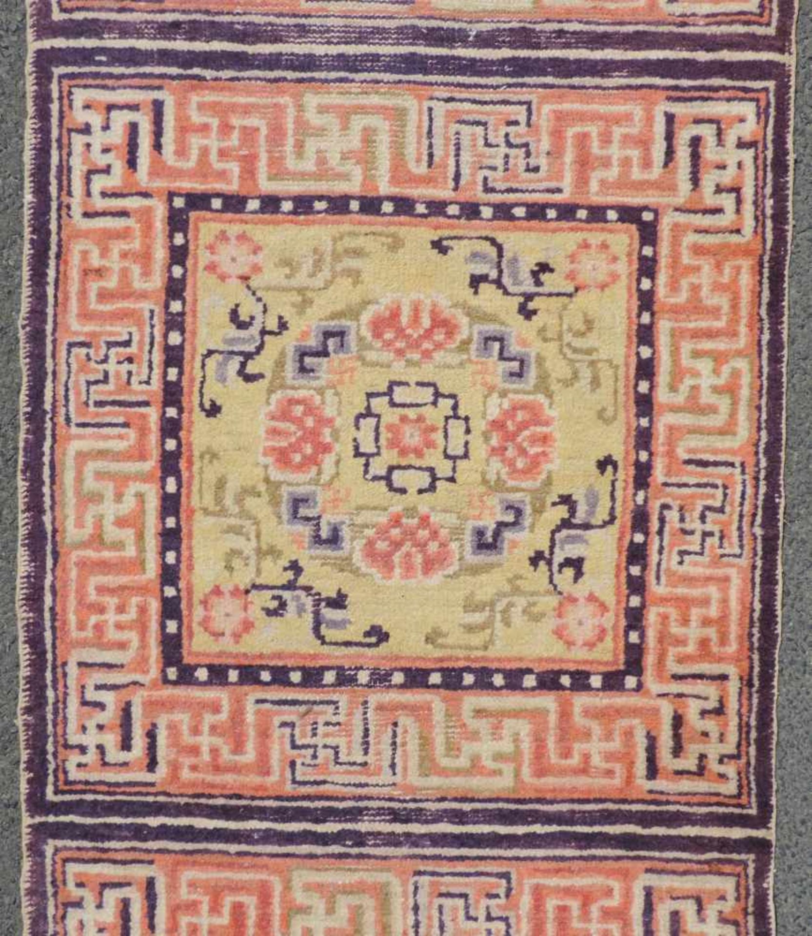 Ning Hsia Sitzbankteppich. China. Antik, um 1860.181 cm x 59 cm. Handgeknüpft. Wolle auf - Image 3 of 6