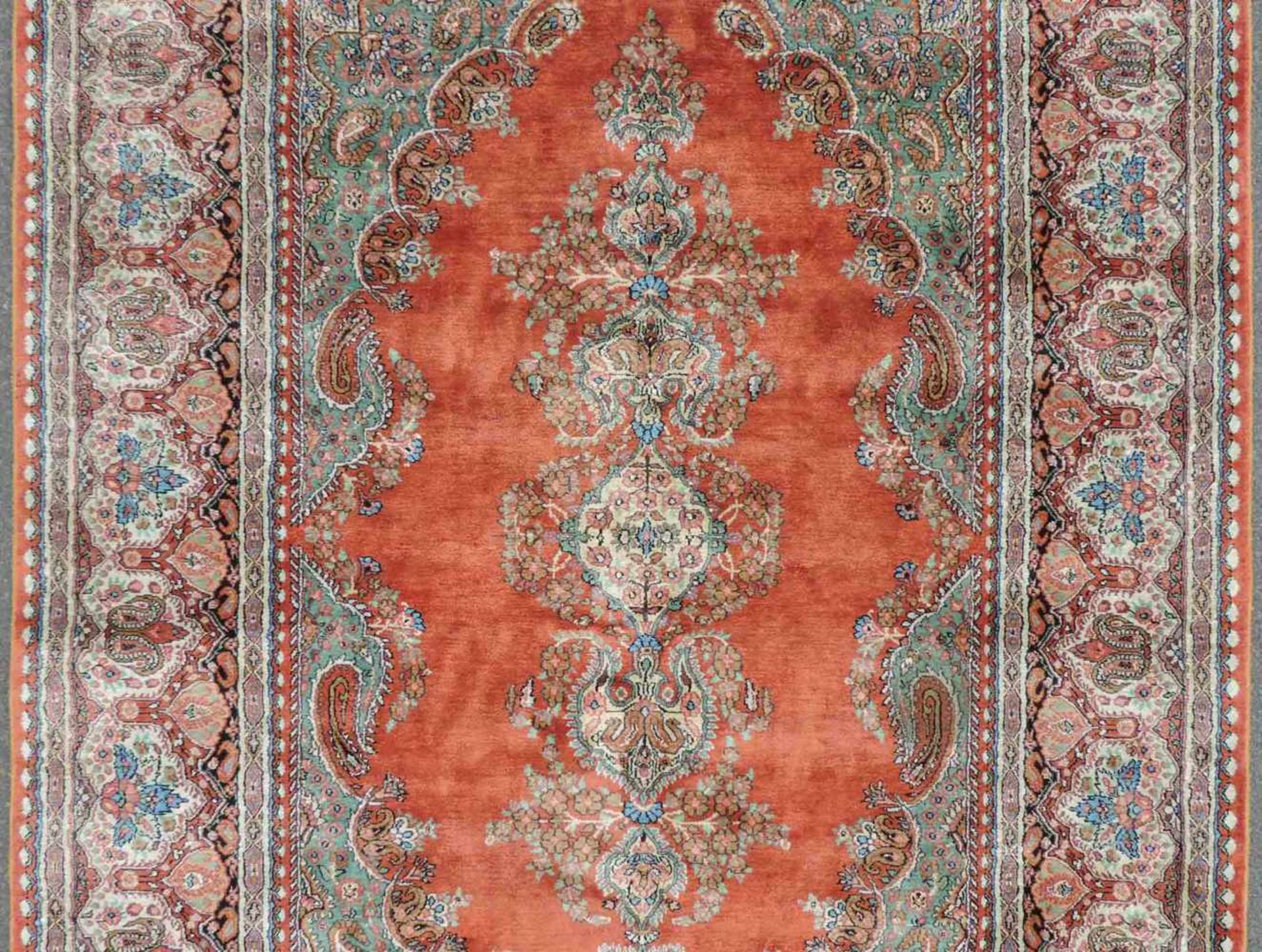 Kaschmir Seide. Indien. Feine Knüpfung.224 cm x 153 cm. Handgeknüpft. Seide auf Baumwolle. Zartes - Image 3 of 7