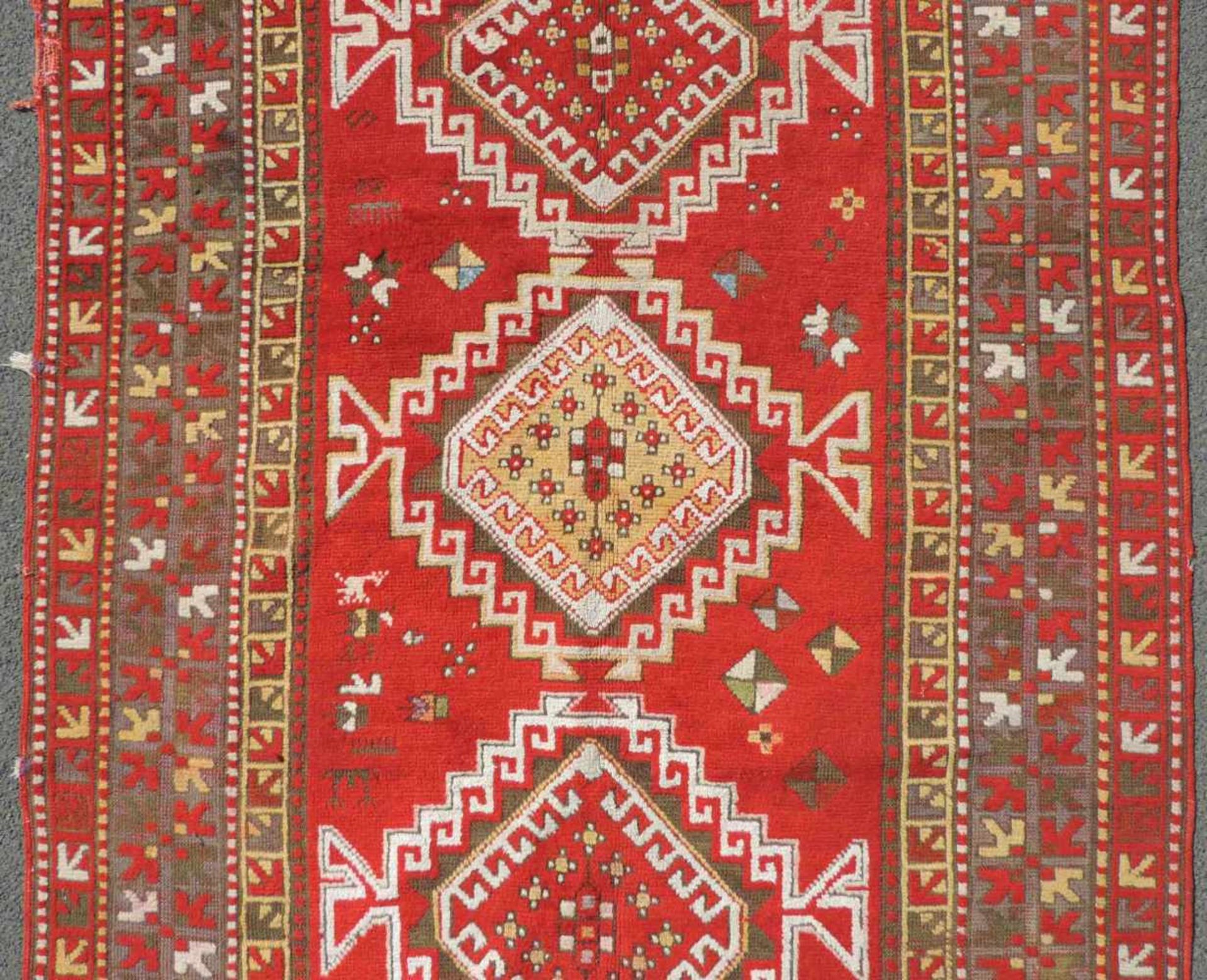 Kasak Dorfteppich. Kaukasus. Alt, um 1920.342 cm x 147 cm. Handgeknüpft. Wolle auf Wolle. - Image 4 of 9