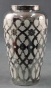 Vase mit Silbermontierung, Schwarzenburger Werkstätten um 1930.26 cm hoch. Unterseitig mit