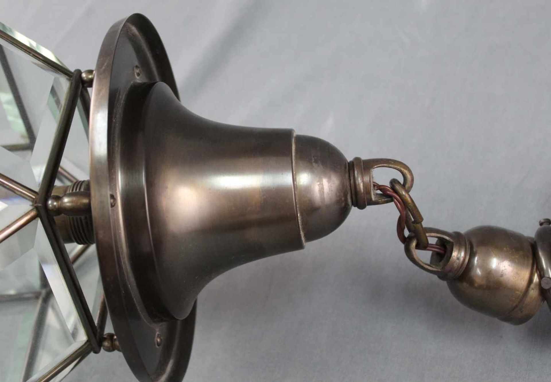 Würfel - Deckenlampe mit facettiertem Glas, wohl Jugendstil, elektrifiziert.26 cm x 26 cm der - Image 8 of 10