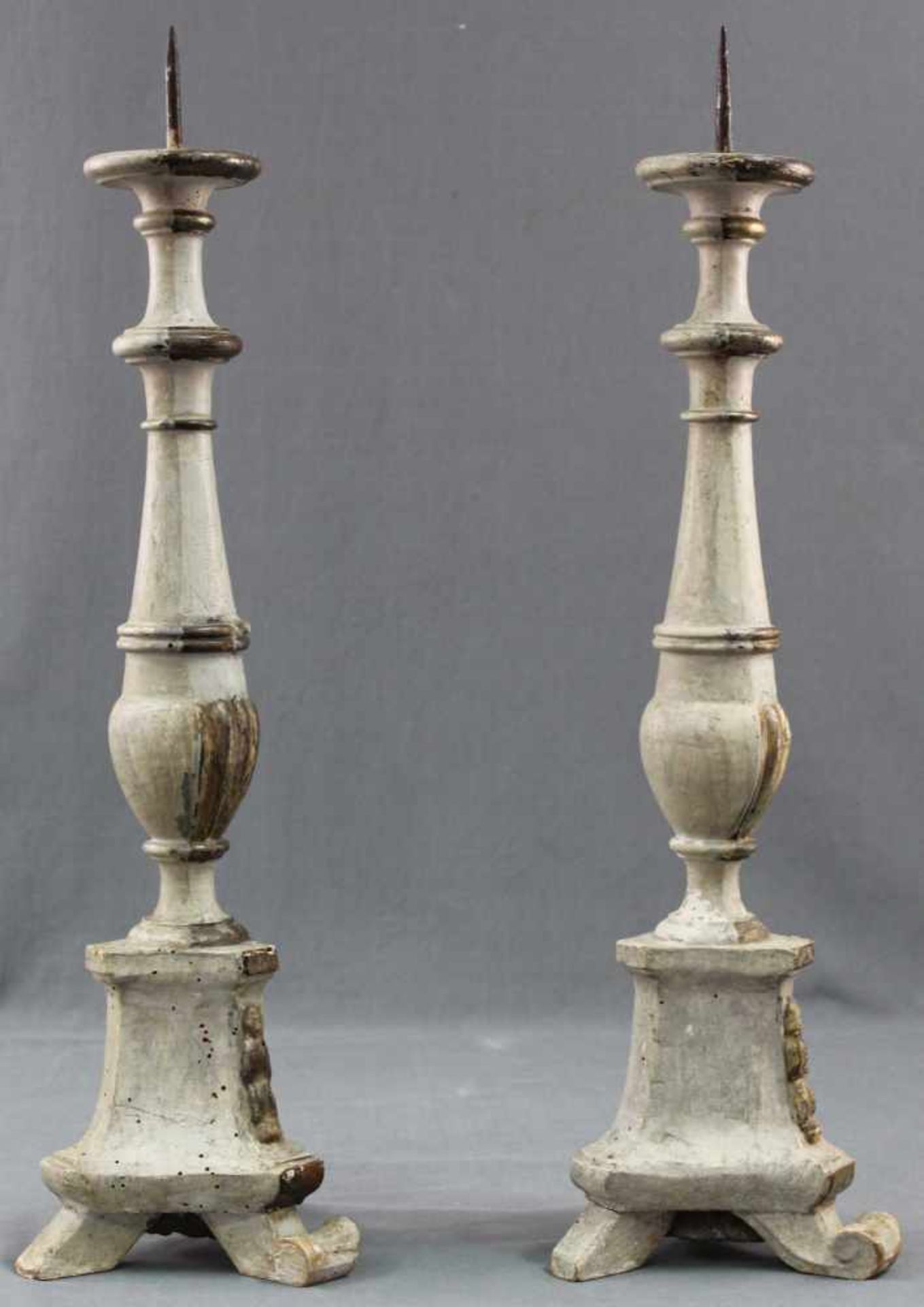 2 Altarleuchter (ein Paar). Barock. Holz gefasst.Bis 60 cm ohne Stahlspitze.2 altar candles (a - Image 3 of 5