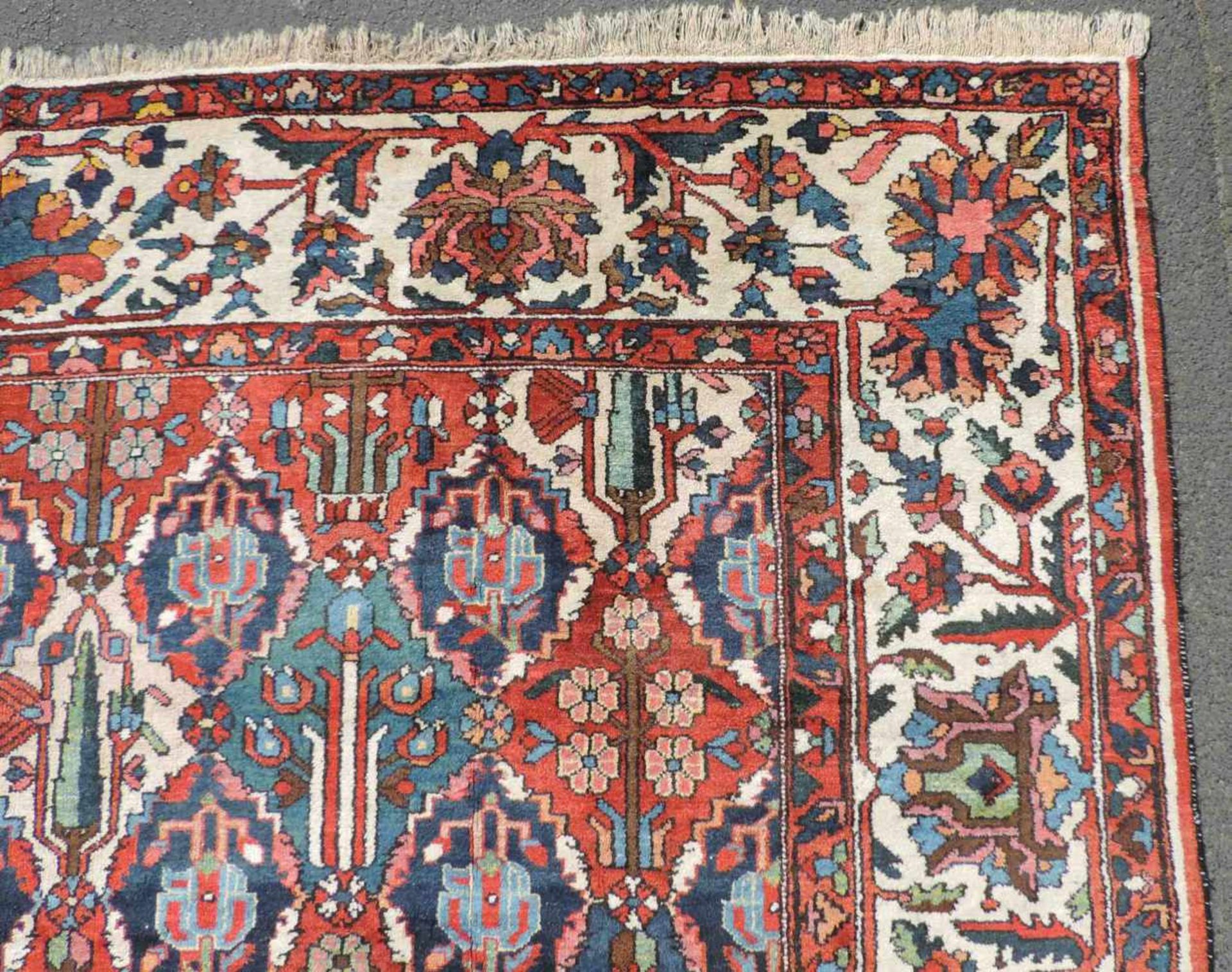 Bachtiar Perserteppich. Iran. Alt, um 1940.428 cm x 327 cm. Handgeknüpft. Wolle auf Baumwolle. - Bild 11 aus 12
