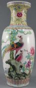 Bodenvase Porzellan. Japan / China.61 cm hoch. Dekor teilweise mit gehöhter Struktur.Floor vase
