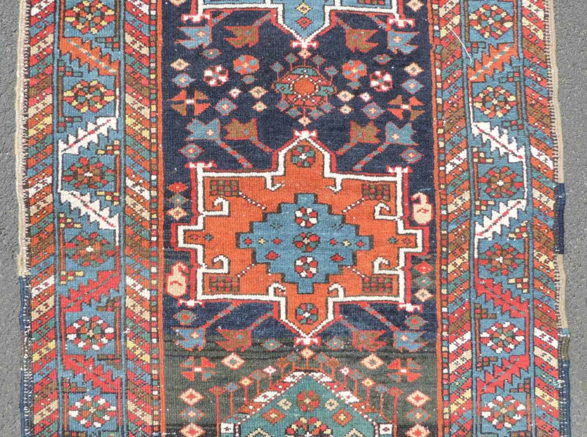Heris / Karadja Perserteppich. Galerie. Iran. Antik, um 1900.415 cm x 92 cm. Handgeknüpft. Wolle auf - Bild 7 aus 11